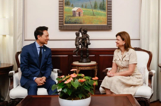 장성민 대통령실 미래전략기획관이 지난달 24일(현지시간) 라껠 뻬냐(Raquel Pena) 도미니카공화국 부통령을 예방하고 있다. 외교부 제공